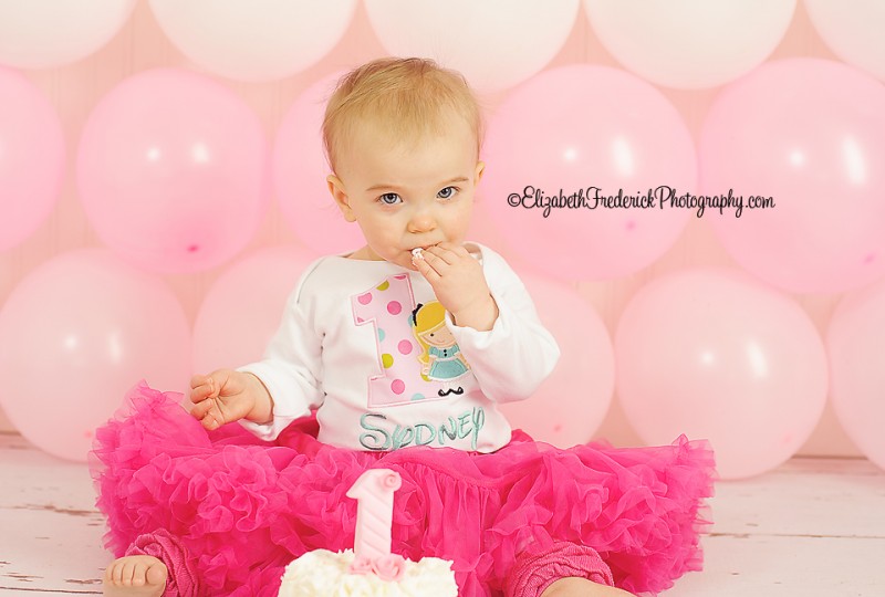 Balloon Birthday CT Smash Cake Photographer Elizabeth Frederick Photography Specializing in Newborn, Baby, First Birthday, & Wedding Photography. Cake curtosey of the Amazing You've Been Cupcaked! In wallingford, CT