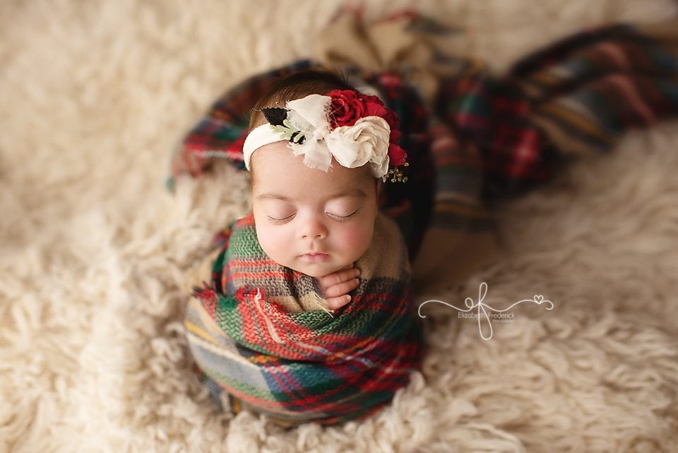 Christmas newborn photo idea | CT Newborn Photography | CT newborn photographer elizabeth Frederick Photography